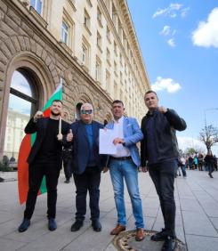 МАЛКА ПОБЕДА - Радев внася референдум! Да продължим натиска на 16 май в НДК, смъртно уплашени са