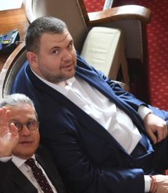 СУПЕРШОУ: "Др. Пеевски, дори и вие не можете да ми забраните да ви обичам!". Вежди, Георги Марков, Сашо Йорданов и другите (СНИМКИ)