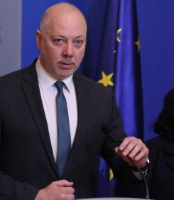 Г-да евродемократи, как точно референдумът нарушава закона?!