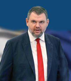 Пеевски нахока Росен Желязков за тъпия му воаяж в Париж. Положението на Борисов става тежко. Война или мир?