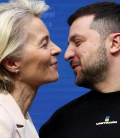 Фюрери в пола, а кабинетът "Желязков"...