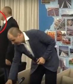 Кумецът-целувач още ли не е дал оставка след ТОВА?!