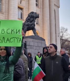 "Вън Пеевски от властта" е тъпизъм. Битката е за сърцето на Борисов, а ония есемеси...