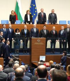 ГОРЕЩО: Диктатурата на правителството, стъпка по стъпка