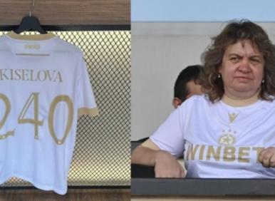 Другия път - Киселова с фланелка “Ново Начало”, репортерките - с мартенски мачароци