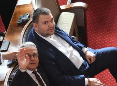 СУПЕРШОУ: "Др. Пеевски, дори и вие не можете да ми забраните да ви обичам!". Вежди, Георги Марков, Сашо Йорданов и другите (СНИМКИ)