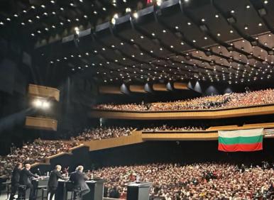 ЕУФОРИЯТА. Как 5000 в зала 1 на НДК викнаха "Оставка!" и "Референдум! Кой плати. Какво следва (СНИМКИ И ВИДЕО)