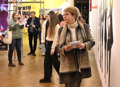 ВИЛНЕЯТ ФАШИСТИ. Посегнаха на посланик, следват журналисти, политици, цели семейства (ВИДЕО)