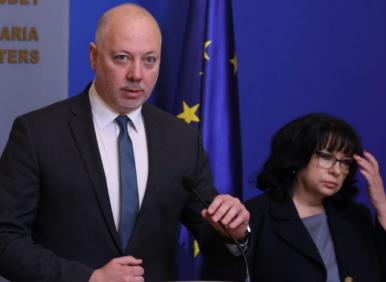 ПОТРЕС: Изхвърлена като депутат заради измама, но остава финансов министър?!
