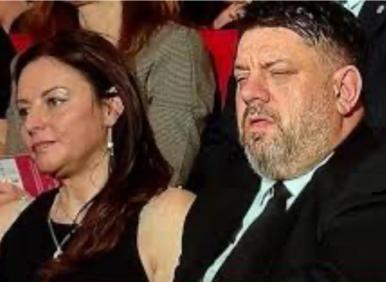 Колко опечален е Насо Фритюрника край ковчега на папата