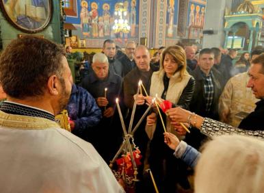 Горделивост - да се “тагнеш” за лайкове, охраната да те снима в храма