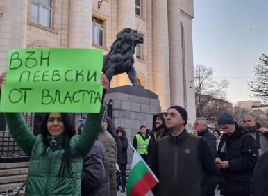 "Вън Пеевски от властта" е тъпизъм. Битката е за сърцето на Борисов, а ония есемеси...