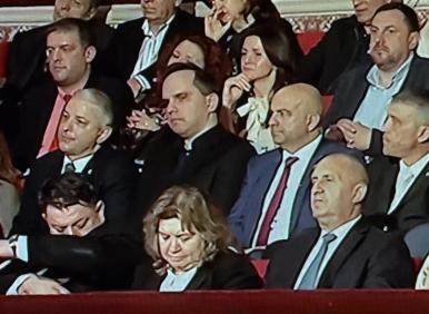 ПОТРЕСАВАЩИ КАДРИ - властта в Народния театър. Насю Фритюрника, Радев, Киселова, а актьорите им се мазнят...(СНИМКИ)