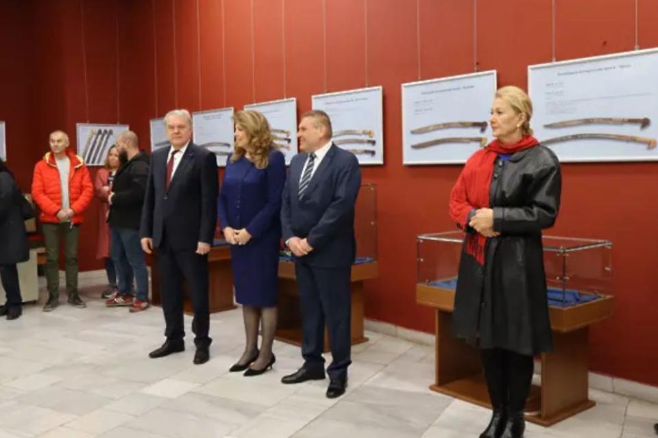 Вицето и други еничари откриха...изложба на ятагани в Плевенската епопея?!