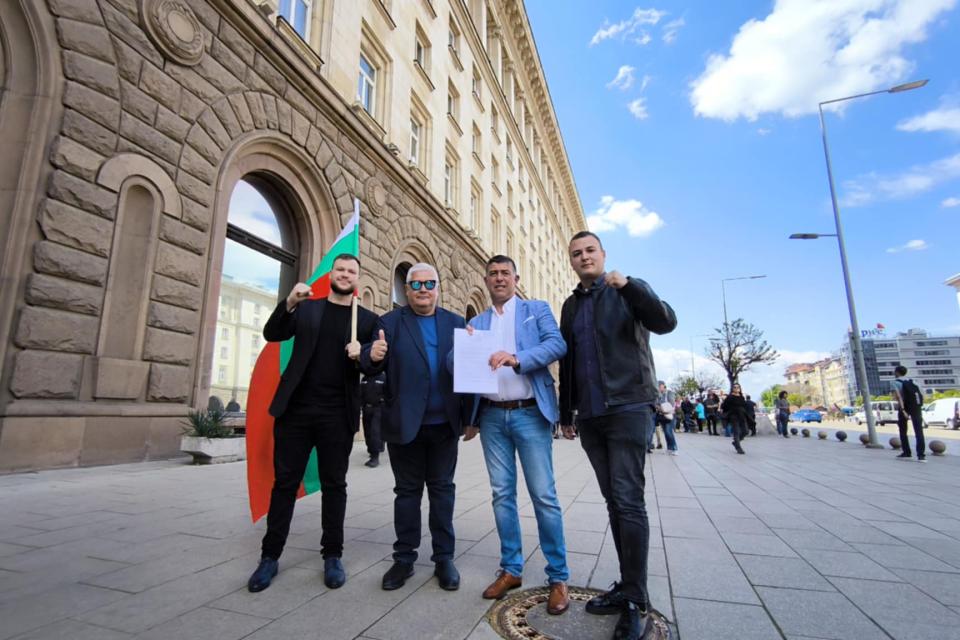 МАЛКА ПОБЕДА - Радев внася референдум! Да продължим натиска на 16 май в НДК, смъртно уплашени са