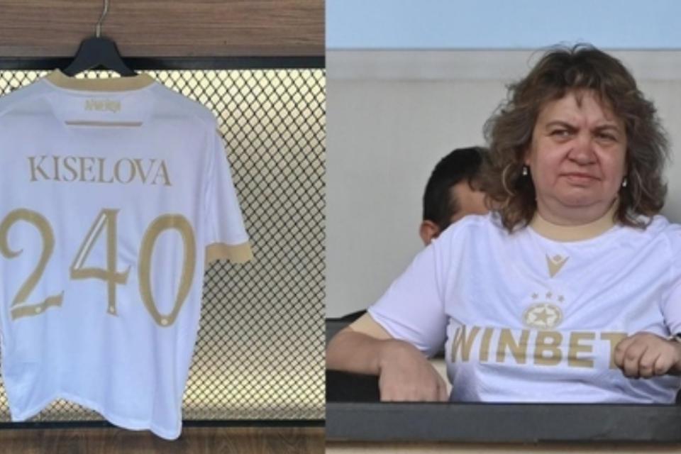 Другия път - Киселова с фланелка “Ново Начало”, репортерките - с мартенски мачароци