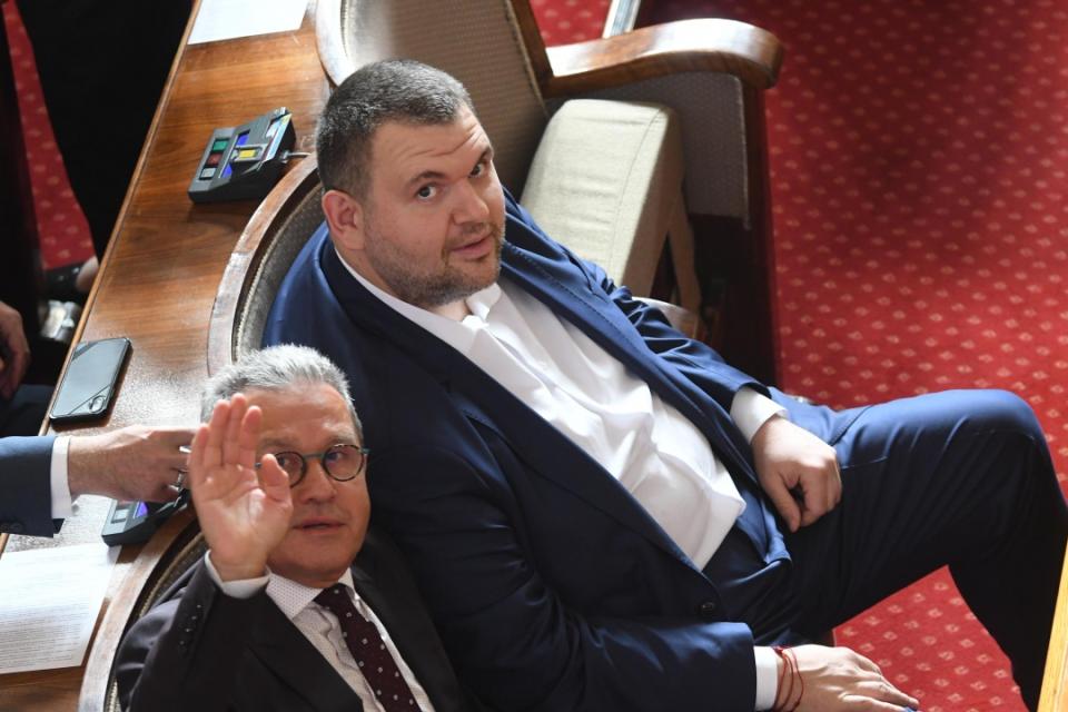 СУПЕРШОУ: "Др. Пеевски, дори и вие не можете да ми забраните да ви обичам!". Вежди, Георги Марков, Сашо Йорданов и другите (СНИМКИ)