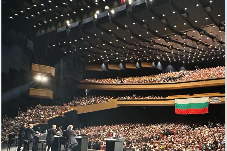 ЕУФОРИЯТА. Как 5000 в зала 1 на НДК викнаха "Оставка!" и "Референдум! Кой плати. Какво следва (СНИМКИ И ВИДЕО)