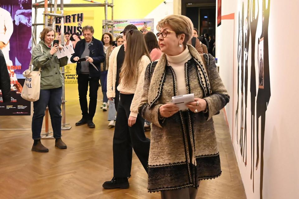 ВИЛНЕЯТ ФАШИСТИ. Посегнаха на посланик, следват журналисти, политици, цели семейства (ВИДЕО)