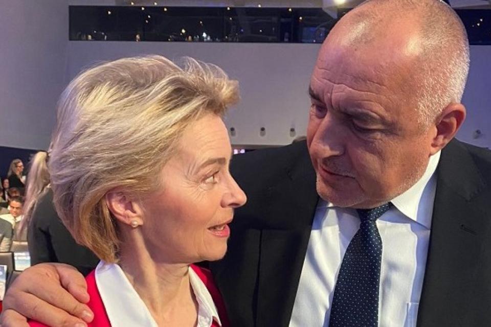 ГЕРБ с инструктаж: Запасете се с храна за три дни и портретче на Борисов във вътрешния джоб!