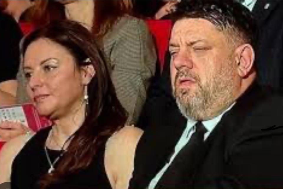 Колко опечален е Насо Фритюрника край ковчега на папата