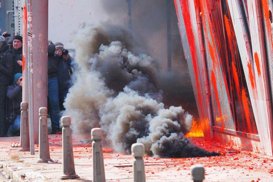 Вандализъм? Не, справедлив народен гняв срещу цитаделата на злото. Другия път - пред МС (СНИМКИ)