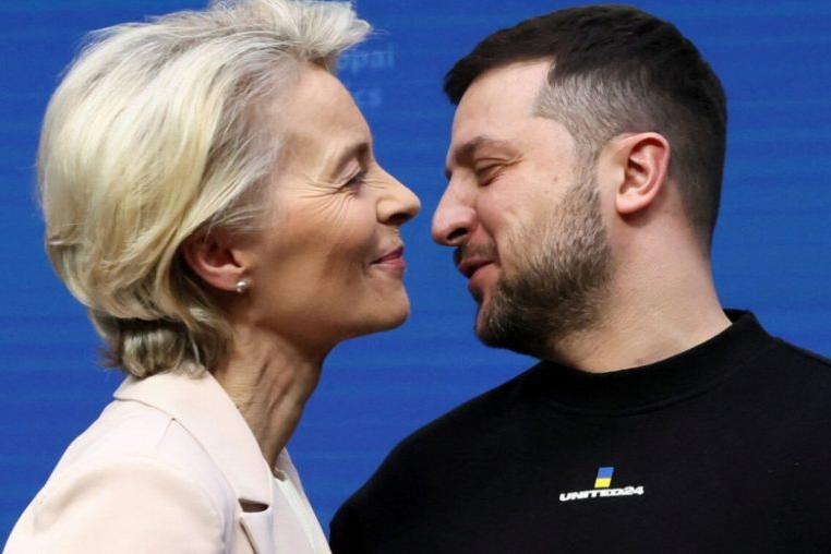 Фюрери в пола, а кабинетът "Желязков"...