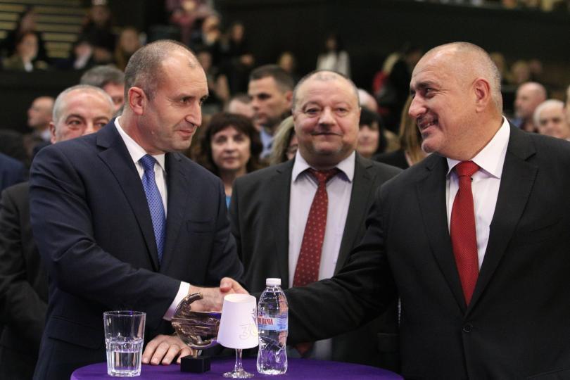 Маневрите на Борисов и Радев в услуга на...