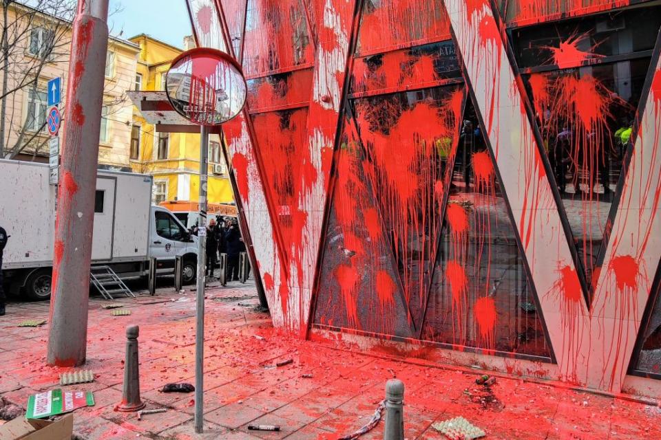 Лицемерието на розовия талибан: Когато той вандалства, е революция. Когато друг вандалства, е погром