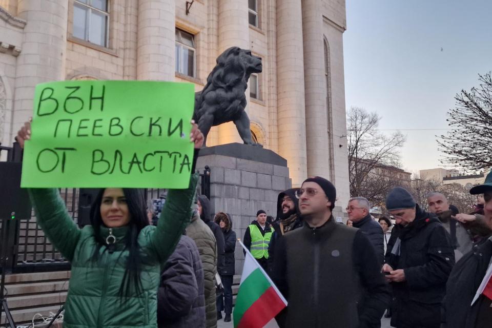 "Вън Пеевски от властта" е тъпизъм. Битката е за сърцето на Борисов, а ония есемеси...