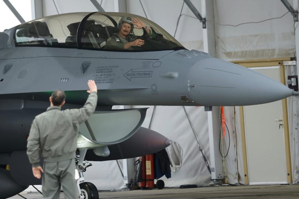 Фокус-мокус, или как си купихме F-16 от моргата в Дупница (СНИМКИ)