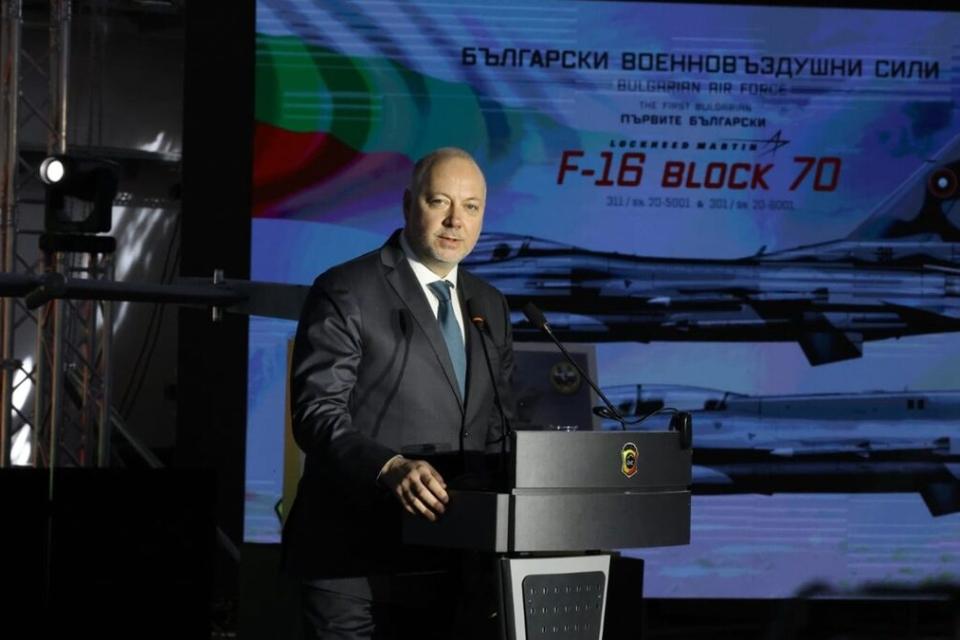 ДРАМАТА СЕ РАЗГАРЯ: Счупен ли е "новият" F-16