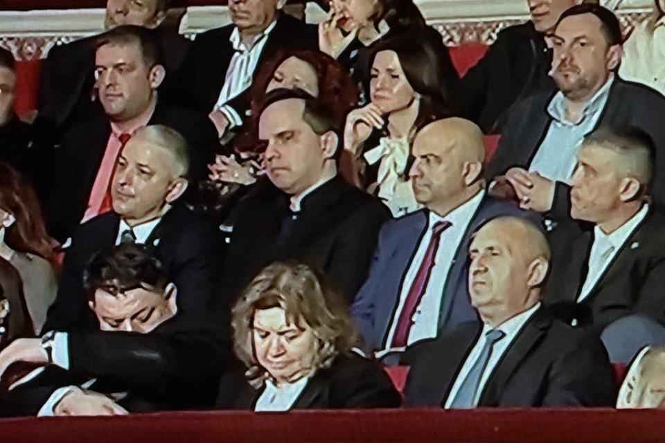 ПОТРЕСАВАЩИ КАДРИ - властта в Народния театър. Насю Фритюрника, Радев, Киселова, а актьорите им се мазнят...(СНИМКИ)