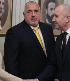 ПИР ПО ВРЕМЕ НА ЧУМА: 25 дни ваканция за НС, докато народът се тресе от еврото! А Радев...