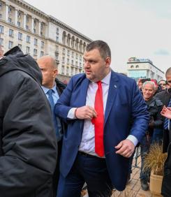 Революция ще има, само ако кортежът на Пеевски сгази бездомно куче