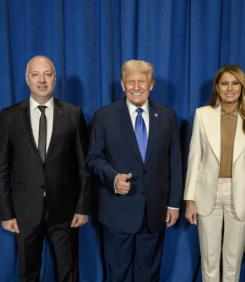 ЧУДОВИЩНА МАНИПУЛАЦИЯ: Росен Желязков е излъгал, че се е видял с Тръмп. Снимал се е с восъчна фигура (СНИМКИ)