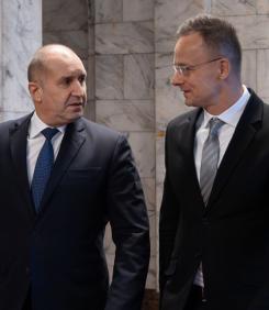 КАКВО СЕ СЛУЧВА?! Радев - с човека на Орбан, Костадинов - с Медведев. Само Росен Желязков и Бойко...