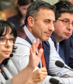 АФЕРА: НАП плаши производители да не пипат цените до 1 януари. После балонът гръмва. Ето цялата схема