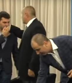 Кумецът-целувач и други идиоти. Самолетът на "Райнметал", който превозва Бойко на мачлета из Европа