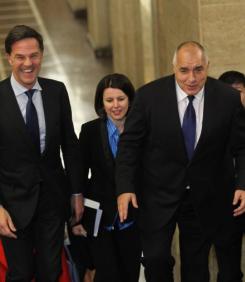 СУПЕРСКАНДАЛ: Ето как парламентът ТАЙНО ни вкарва във война! Радев вече няма да е главнокомандващ, а Рюте...