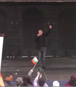 ГРОЗЕН СКАНДАЛ: БСП изхвърли младия социалист Стефан Георгиев, изпял Химна на площада