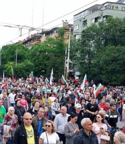 НАПИСАХМЕ ИСТОРИЯ! Над 270 000 българи заляха площадите срещу еврото. Росен Желязков на косъм да хвърли кърпата (ВИДЕО)