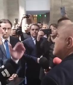 Клоуните тук си "мачкат ушетата", а Зеленски...