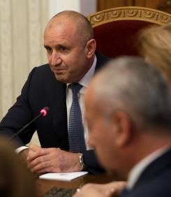 Менте опозиция, менте вотове, уплашен президент - това е положението