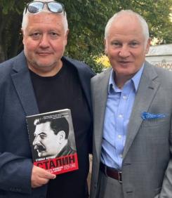 По една готина книга до Нова година: "СТАЛИН"