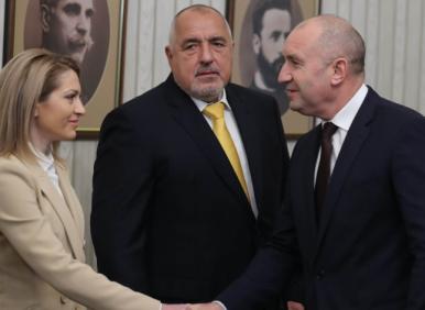 ПИР ПО ВРЕМЕ НА ЧУМА: 25 дни ваканция за НС, докато народът се тресе от еврото! А Радев...