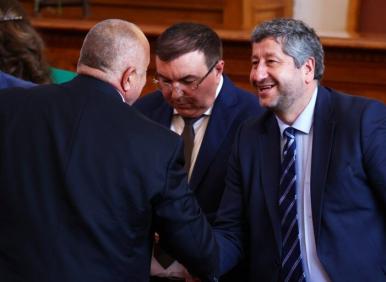 ЦИРКЪТ: Пеевски благодари на Горанов, ДБ се радват, Бойко черпи...