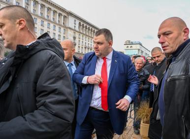 Революция ще има, само ако кортежът на Пеевски сгази бездомно куче