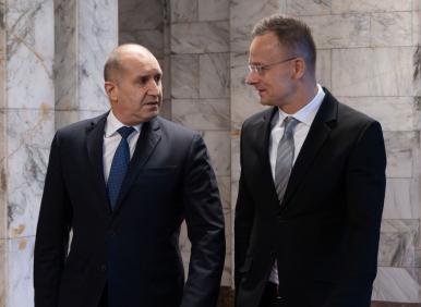 КАКВО СЕ СЛУЧВА?! Радев - с човека на Орбан, Костадинов - с Медведев. Само Росен Желязков и Бойко...