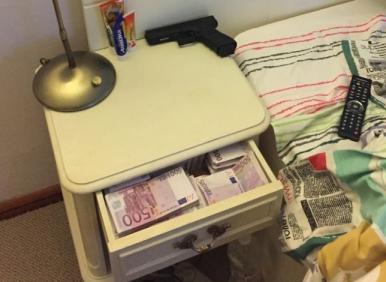 Пука му за хаоса на този тип! Неговите евраци отдавна залежават в чекмеджето на спалнята му